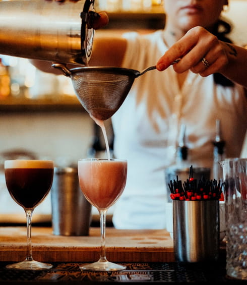 pouring-fresh-cocktails-the-toff